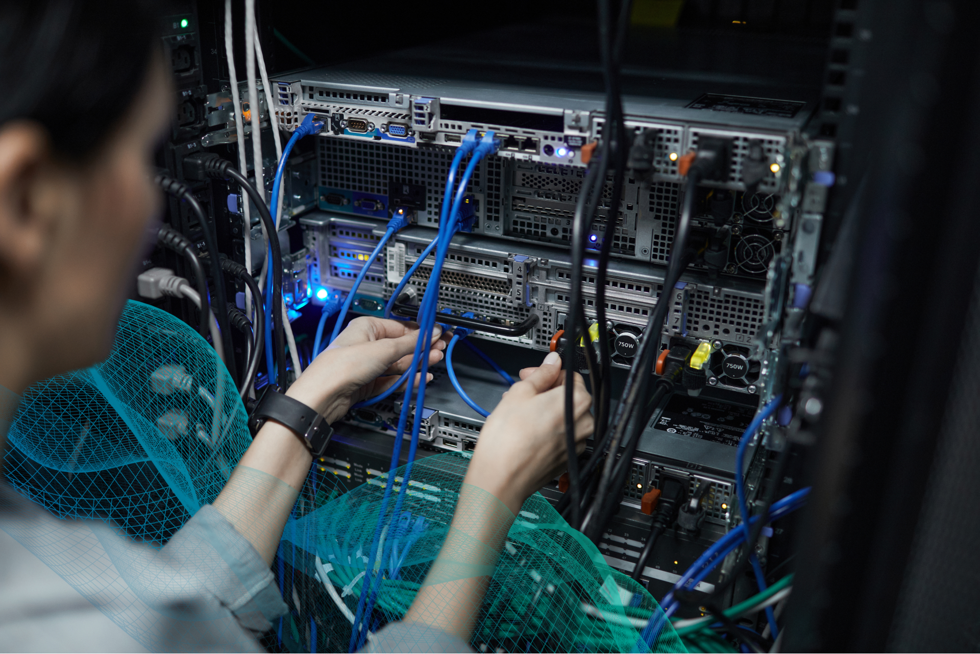 female-network-engineer-close-up-5JHABX2 1920v2